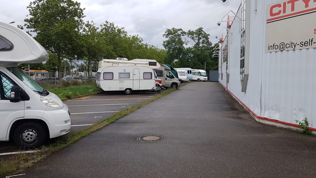 Wohnwagenplätze vor den Lagerräumen des City-Self-Storage im Christaweg in Freiburg im Breisgau