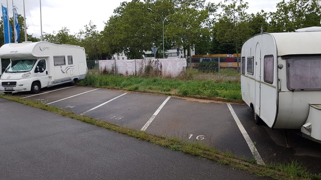 Wohnwagenplätze vor den Lagerräumen des City-Self-Storage im Christaweg in Freiburg im Breisgau