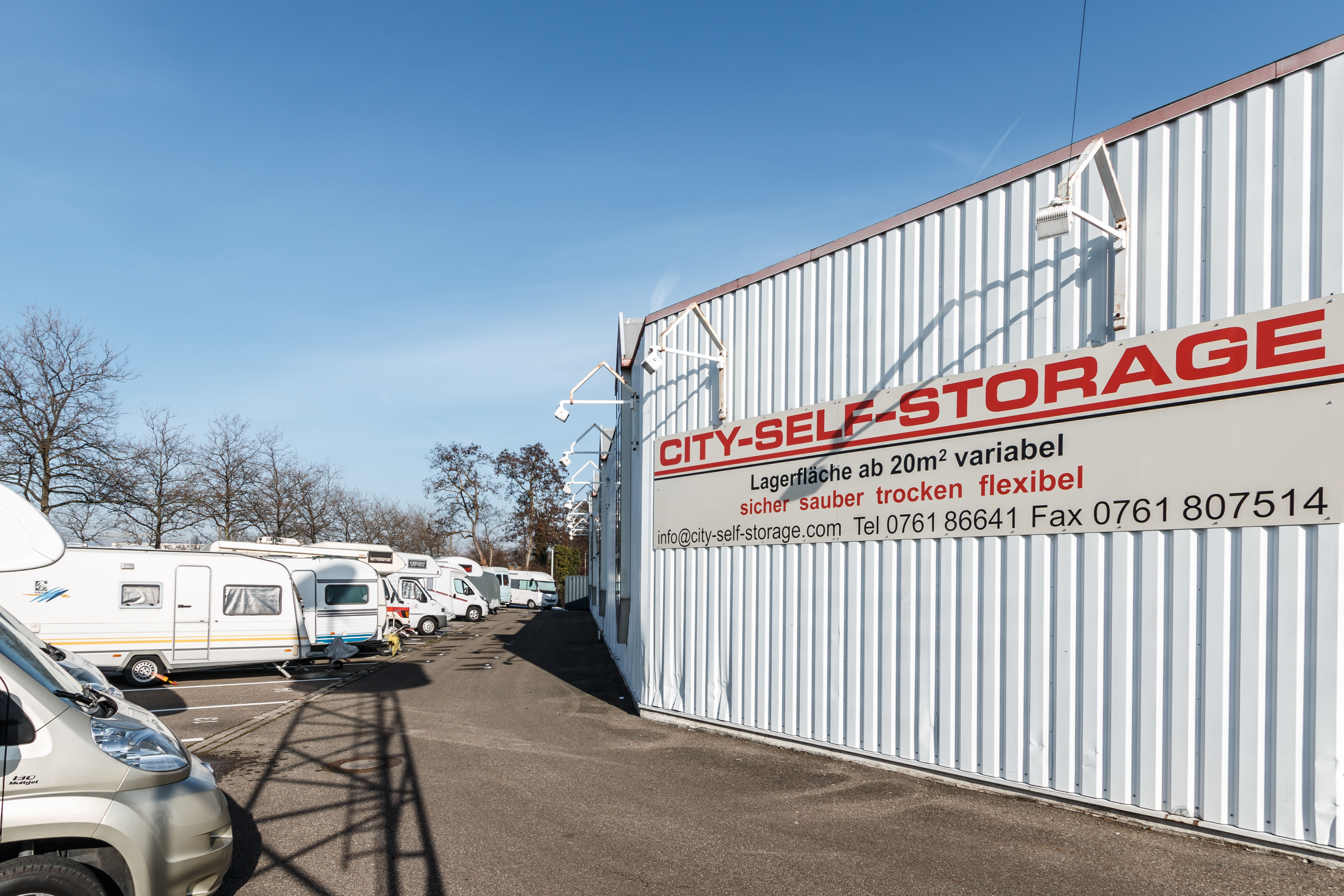 Wohnwagenplätze vor den Lagerräumen des City-Self-Storage im Christaweg in Freiburg im Breisgau