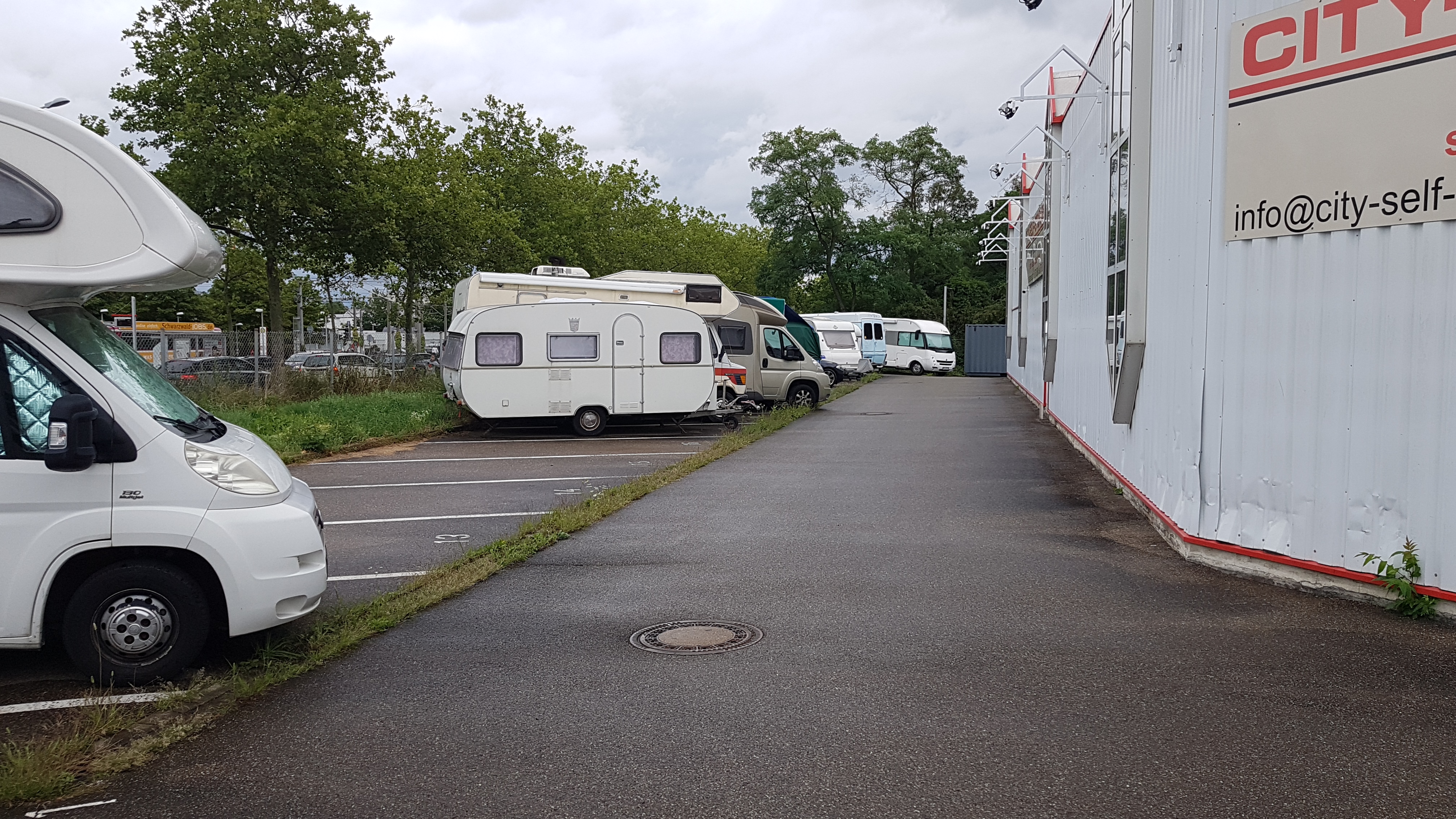 Wohnwagenplätze vor den Lagerräumen des City-Self-Storage im Christaweg in Freiburg im Breisgau