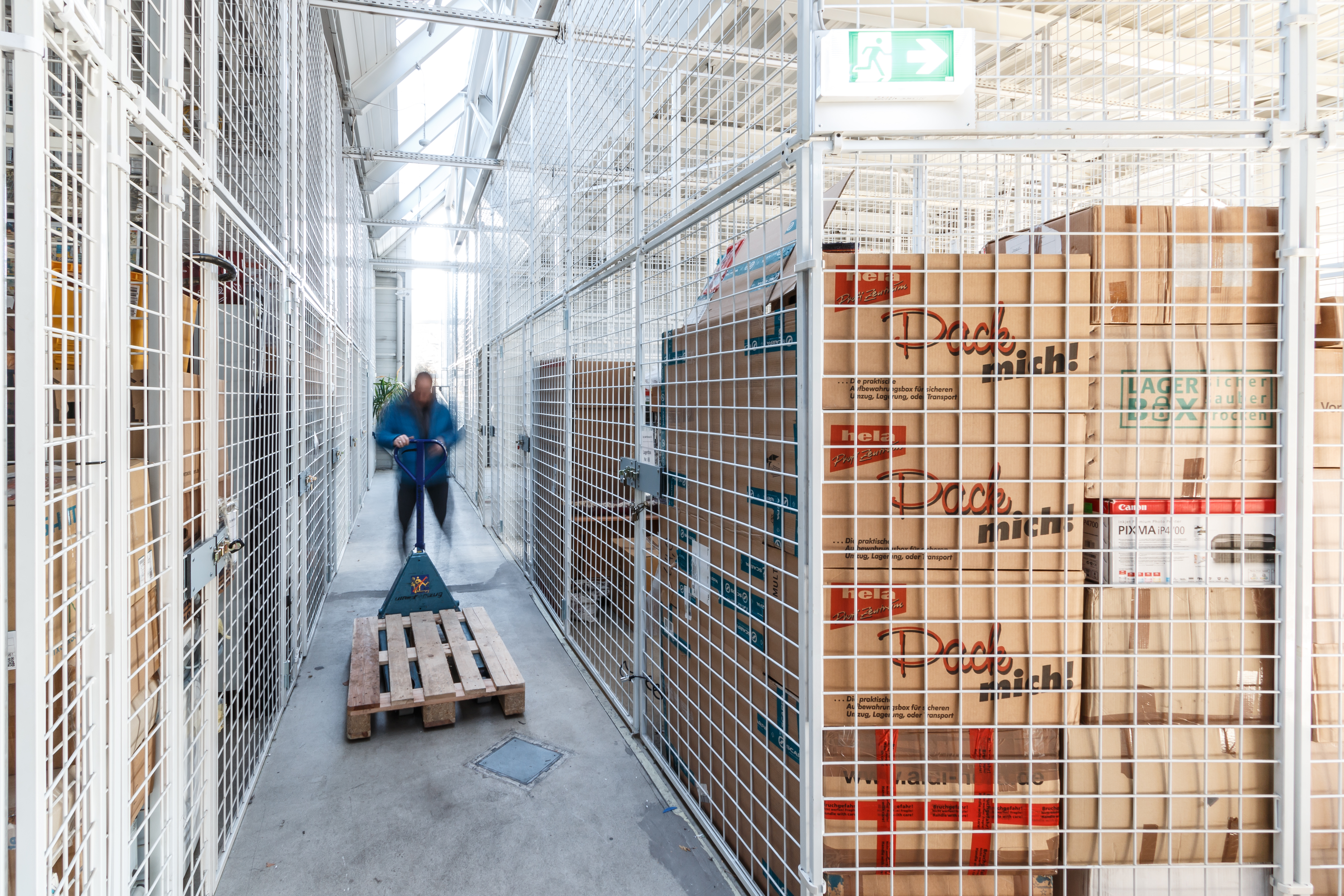 Gitterboxen in den Lagerräumen des City-Self-Storage in Freiburg