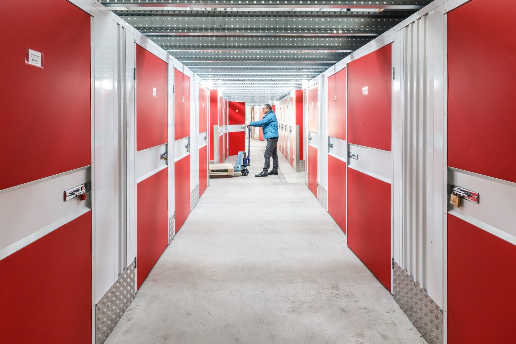 Aluboxen in den Lagerräumen des City-Self_Storage in Freiburg